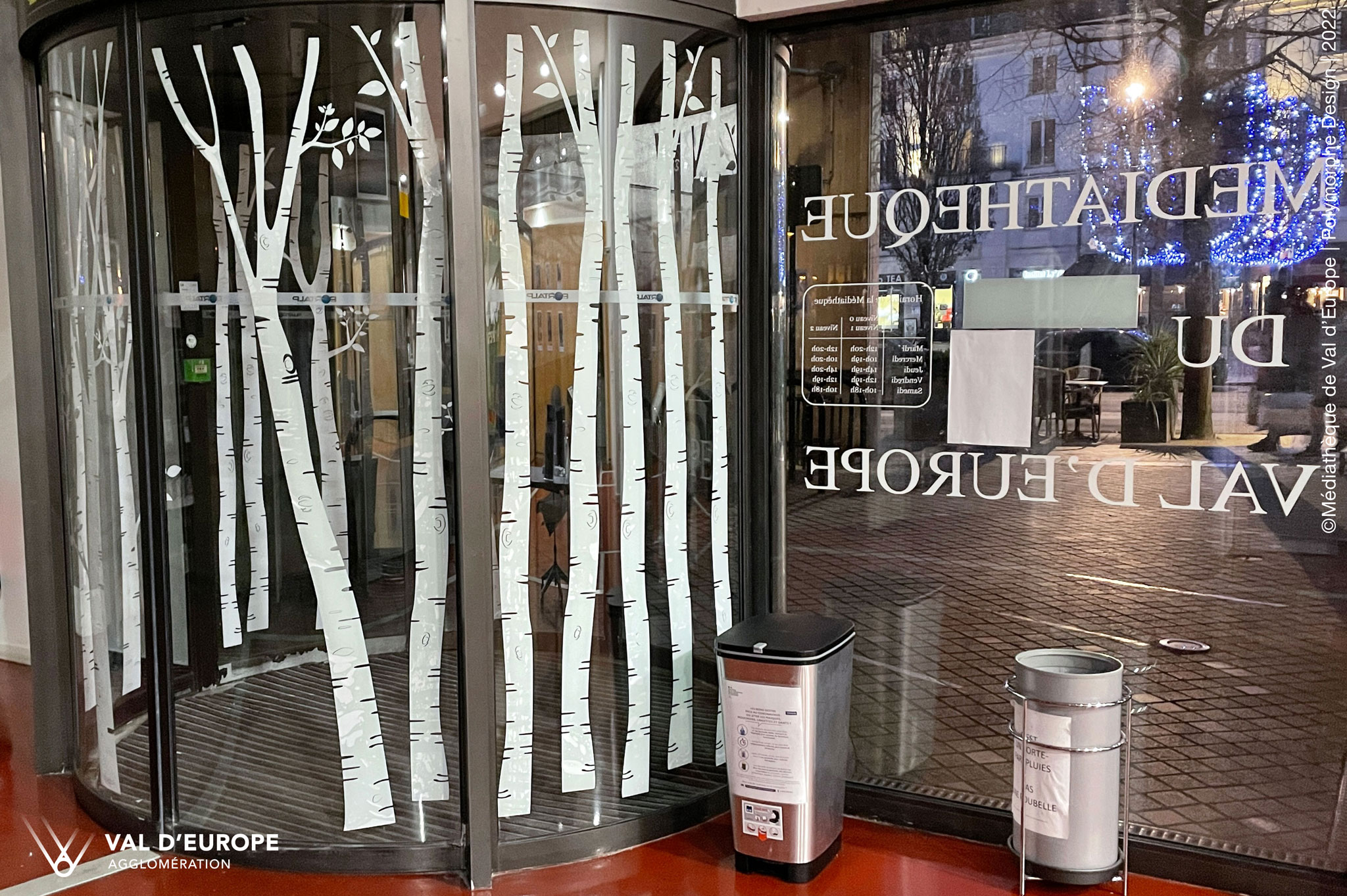 Transformation de la porte-tambour, &agrave; l'entr&eacute;e de la m&eacute;diath&egrave;que de val d'Europe, en for&ecirc;t.